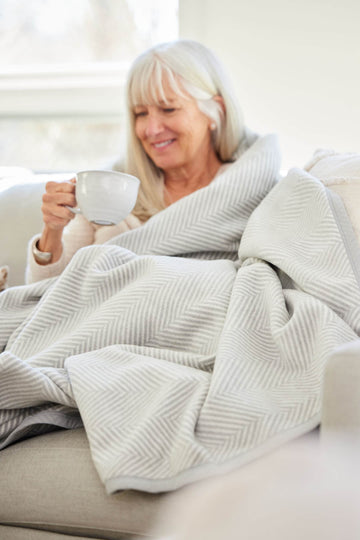 The Best Throw Blanket That'll Keep You Cozy All Winter Long