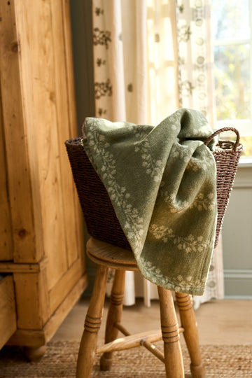 Climbing Ivy Lightweight Blanket3