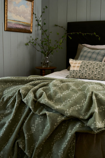 Climbing Ivy Lightweight Blanket6