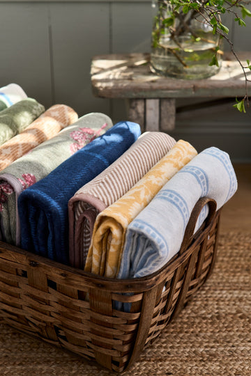 Wildflower Daffodil Lightweight Blanket4