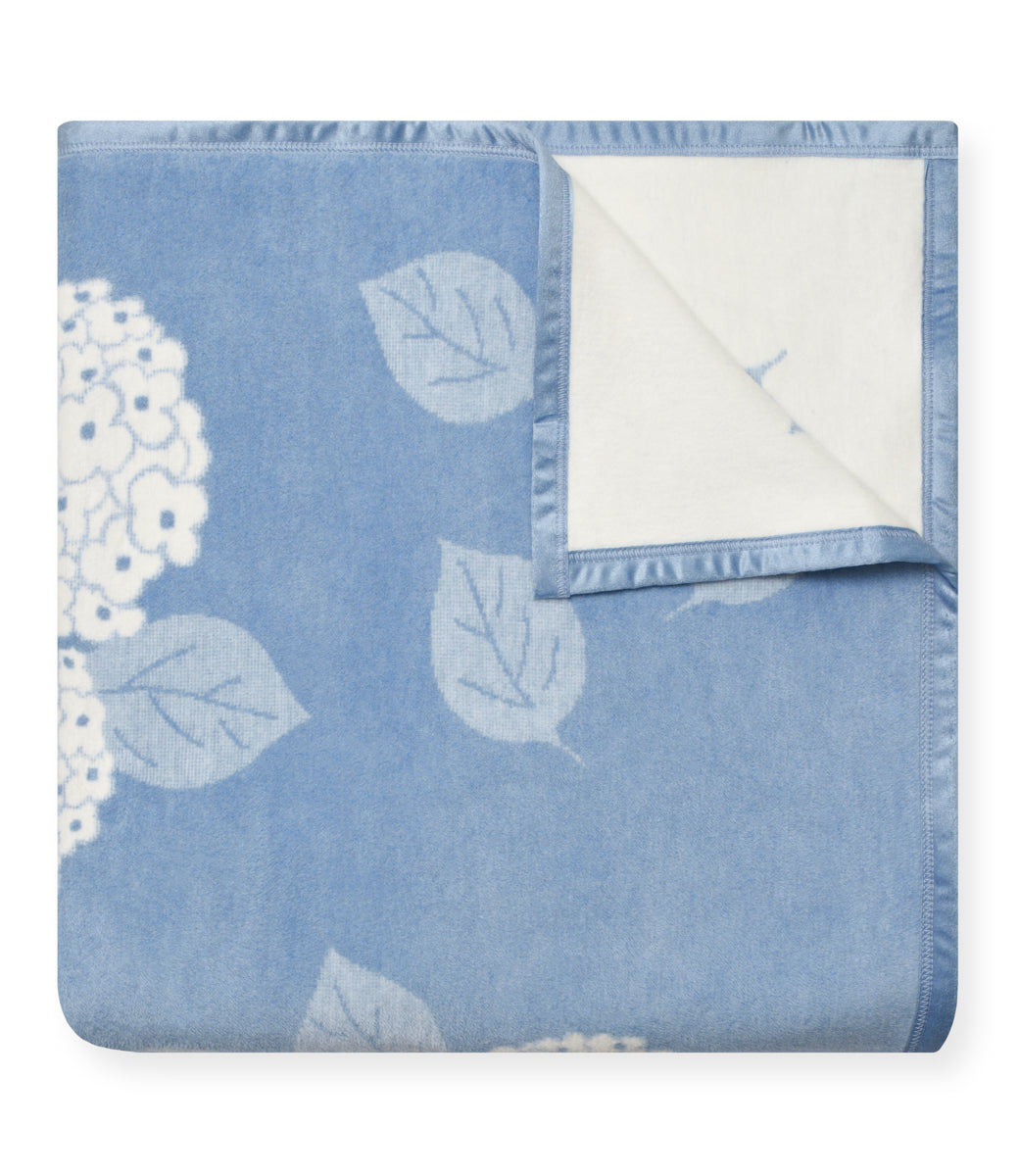 ChappyWrap Hydrangeas Bluebell Family-Size Blanket